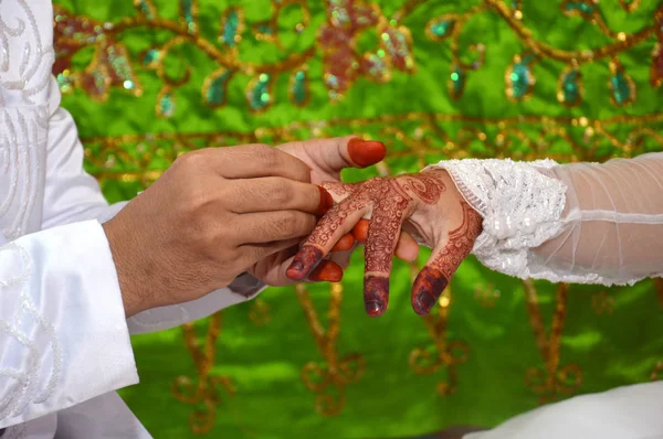 インドネシアの結婚式の花嫁の指に結婚指輪を置く — ストック写真