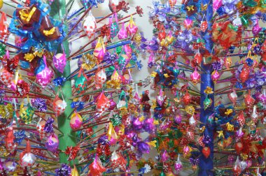 yünlü kumaş dokuma bir kapta asılı yumurta, Endonezya bile Geleneksel kutlama süslemeleri bir dizi