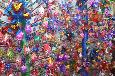 yünlü kumaş dokuma bir kapta asılı yumurta, Endonezya bile Geleneksel kutlama süslemeleri bir dizi