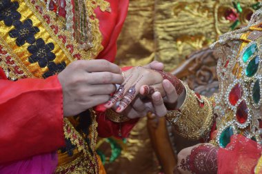 Endonezya gelinim ellerde kına