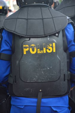 Indonessian Polis siyah anti-isyan güvenlik yelekgiyiyor