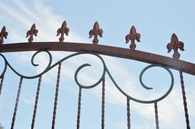 gökyüzüne karşı demir çit