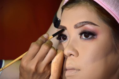 Asyalı kadınlar makyaj