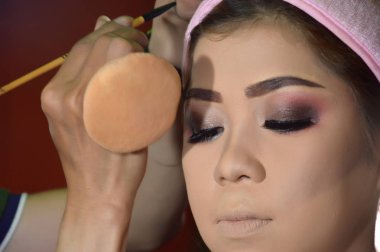 Asyalı kadınlar makyaj