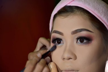 Asyalı kadınlar makyaj