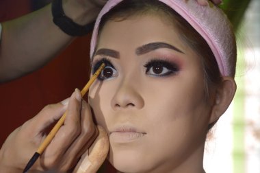 Asyalı kadınlar makyaj