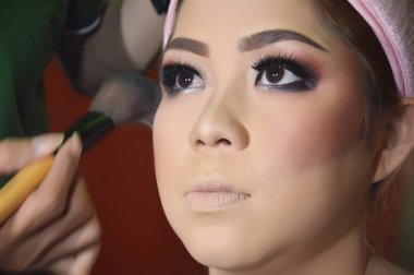 Asyalı kadınlar makyaj