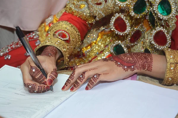 Henna Hands Indonesian Wedding Bride — Stock Photo, Image