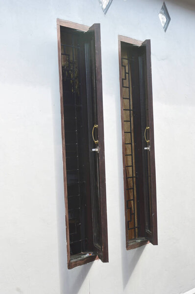 открыл два окна дома
  