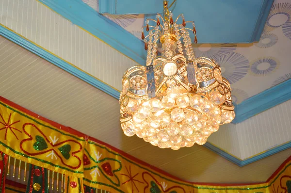Tavandaki Dekoratif Işıklar — Stok fotoğraf