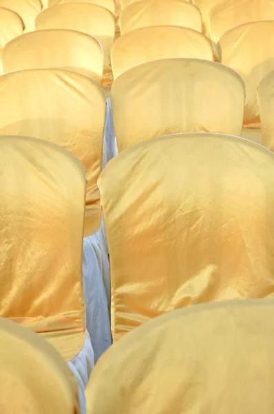 Stuhlreihe Mit Goldener Scheide — Stockfoto
