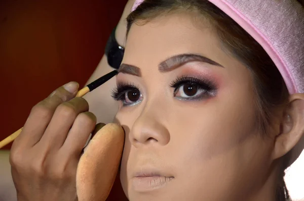 Asian women make up — Stock Photo, Image