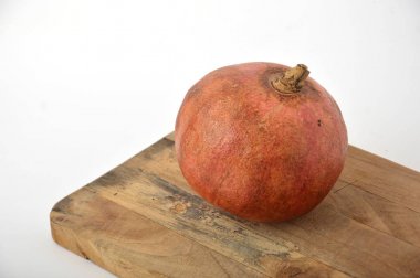 Beyaz arkaplanda nar