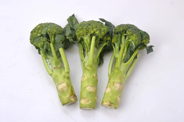 Drie Broccoli Witte Tafel — Stockfoto