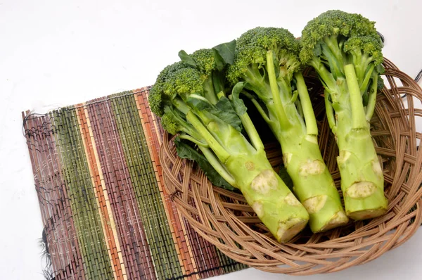 Tres Brócoli Sobre Mesa Blanca — Foto de Stock