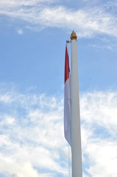 Indonesiens Flagga Mot Blå Himmel — Stockfoto