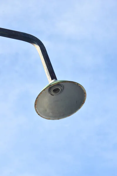 Lege Lampen Tegen Blauwe Lucht — Stockfoto