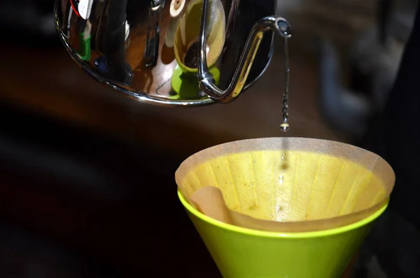 V60コーヒーマニュアル醸造方法の上に注ぐ — ストック写真