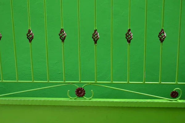 Iron Fence Green Wall — Stock Photo, Image