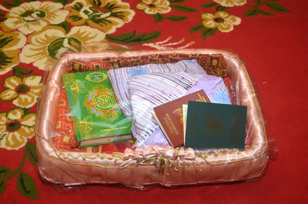 Green Brown Indonesian Marriage Book Holy Quran Bride — Stock Photo, Image