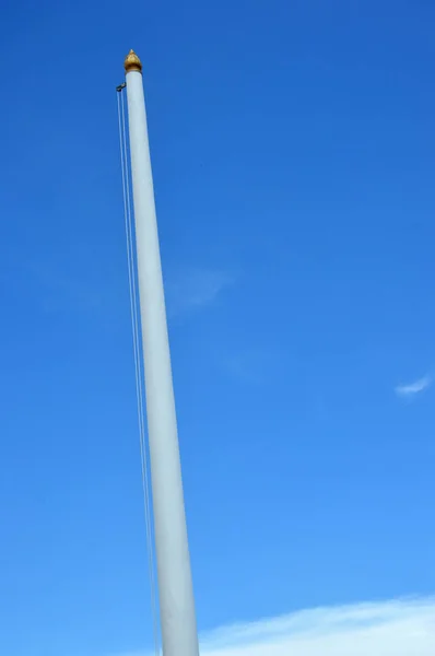 Empty Flagpole Blue Sky — Stock Photo, Image