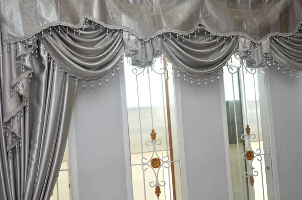 Silbergrauer Hausfenstervorhang — Stockfoto