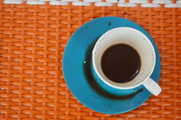 Taza Café Azul Sobre Mesa Rosa Anaranjada — Foto de Stock