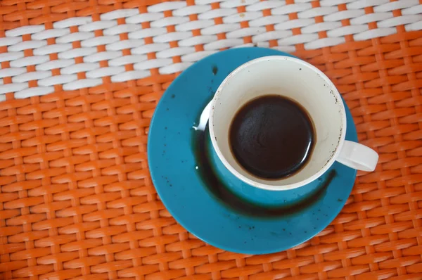 Taza Café Azul Sobre Mesa Rosa Anaranjada — Foto de Stock