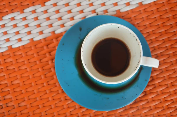 Taza Café Azul Sobre Mesa Rosa Anaranjada — Foto de Stock