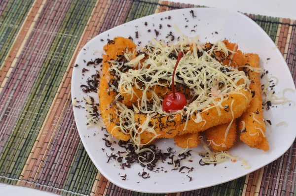 Pisang Goreng Renyah Dengan Keju Parut Dan Saus Cokelat — Stok Foto