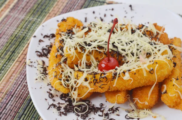 Pisang Goreng Renyah Dengan Keju Parut Dan Saus Cokelat — Stok Foto