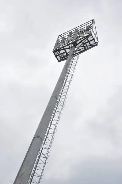 Postes Luz Del Estadio Con Nubes Blancas Fondos Cielo Azul — Foto de Stock