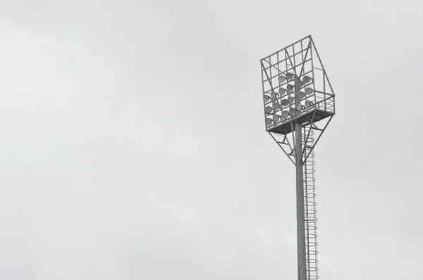 Стадіонні Легкі Полюси Білими Хмарами Фоном Блакитного Неба — стокове фото