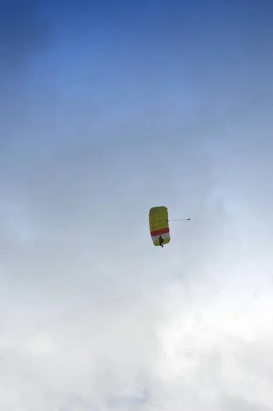在天空中的跳伞景点 — 图库照片