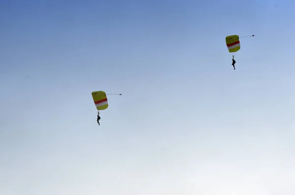 Attraction Parachutisme Dans Ciel — Photo