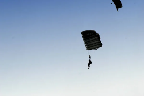 Attraction Parachutisme Dans Ciel — Photo