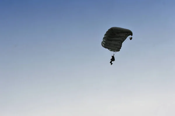 Attraction Parachutisme Dans Ciel — Photo