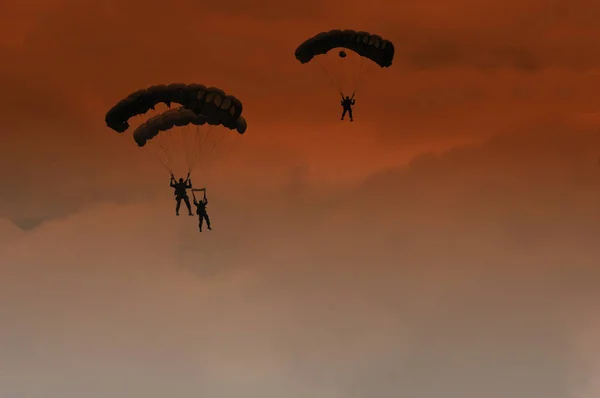 Attrazione Paracadutismo Nel Cielo — Foto Stock