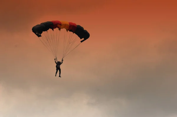 Attraction Parachutisme Dans Ciel — Photo