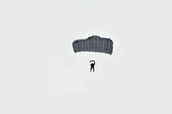 Attraction Parachutisme Dans Ciel — Photo