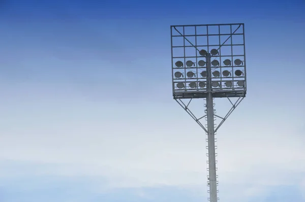 Stadion Lichtmasten Met Witte Wolken Blauwe Lucht Achtergronden — Stockfoto