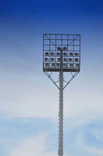 Stadion Lichtmasten Met Witte Wolken Blauwe Lucht Achtergronden — Stockfoto