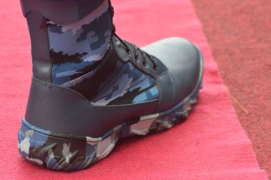 ayrıntılı siyah askeri botlar