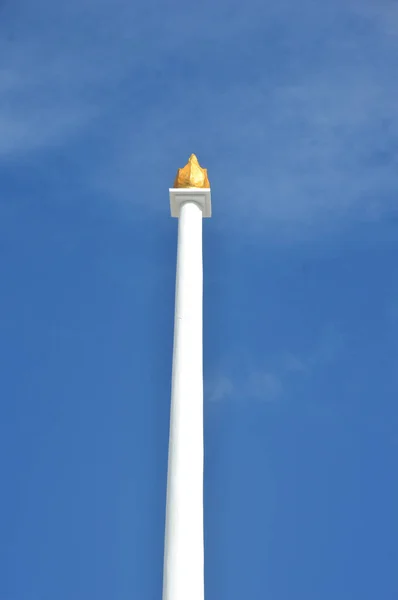 Leere Fahnenstange Gegen Blauen Himmel — Stockfoto