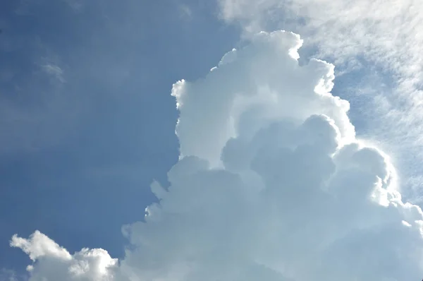 Ekspansja Chmur Błękitnym Niebie — Zdjęcie stockowe