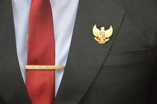 Costumes Cravate Rouge Hommes Avec Broche Garuda Oiseau Emblème État — Photo