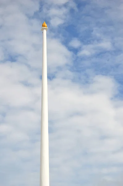 Mât Drapeau Vide Contre Ciel Bleu — Photo