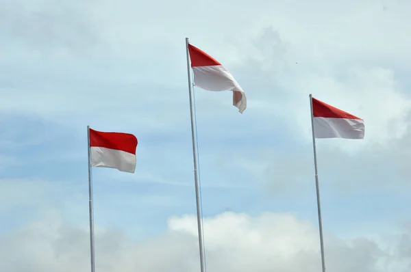 Indonesiens Flagga Mot Blå Himmel — Stockfoto