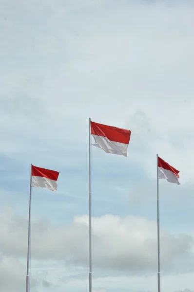 Indonesiens Flagga Mot Blå Himmel — Stockfoto