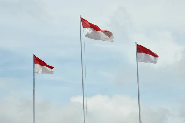 Indonesiens Flagga Mot Blå Himmel — Stockfoto